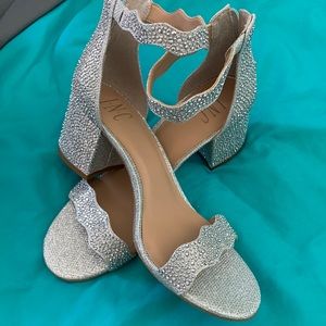 Stunning gorgeous sparkly sandals padded sole zipper back heel comfy super cute